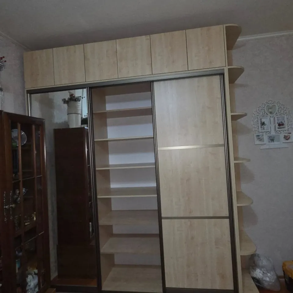 Шкаф-купе с открытой створкой: полки и штанга внутри