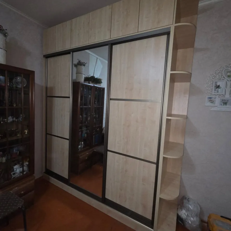 Шкаф-купе с зеркальной вставкой и открытыми угловыми полками сбоку